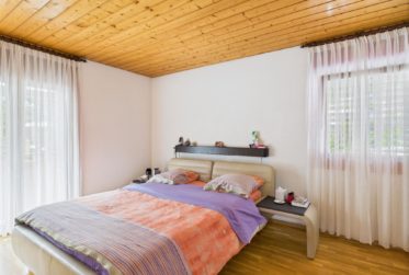 Villa traditionnelle atypique avec vérandas et atelier indépendant à Muraz