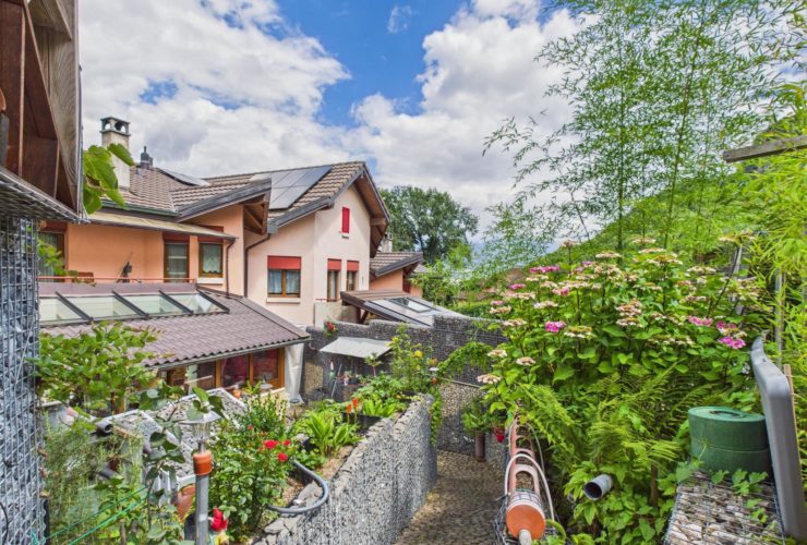 Villa traditionnelle atypique avec vérandas et atelier indépendant à Muraz