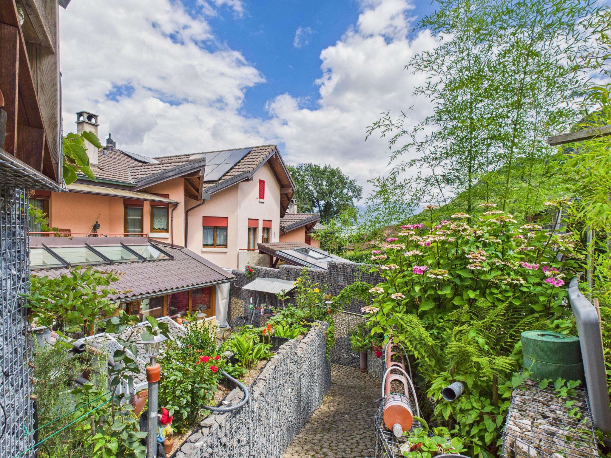Villa traditionnelle atypique avec vérandas et atelier indépendant à Muraz