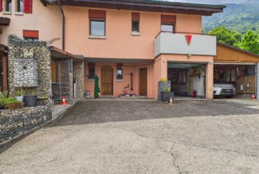 Villa traditionnelle atypique avec vérandas et atelier indépendant à Muraz