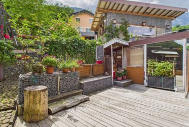 Villa traditionnelle atypique avec vérandas et atelier indépendant à Muraz