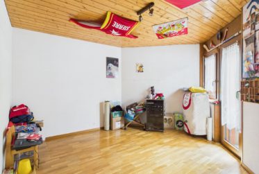 Villa traditionnelle atypique avec vérandas et atelier indépendant à Muraz