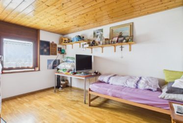 Villa traditionnelle atypique avec vérandas et atelier indépendant à Muraz