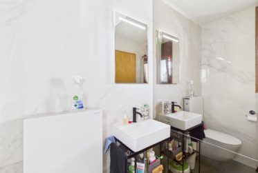 Villa traditionnelle atypique avec vérandas et atelier indépendant à Muraz