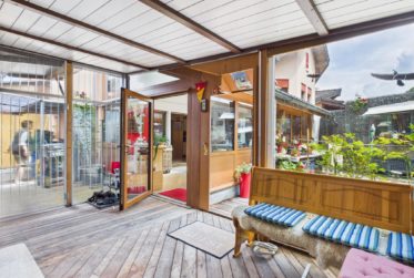 Villa traditionnelle atypique avec vérandas et atelier indépendant à Muraz