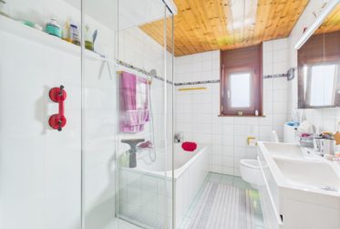 Villa traditionnelle atypique avec vérandas et atelier indépendant à Muraz