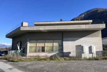 Halle dépôt avec chambres frigorifiques et deux studios