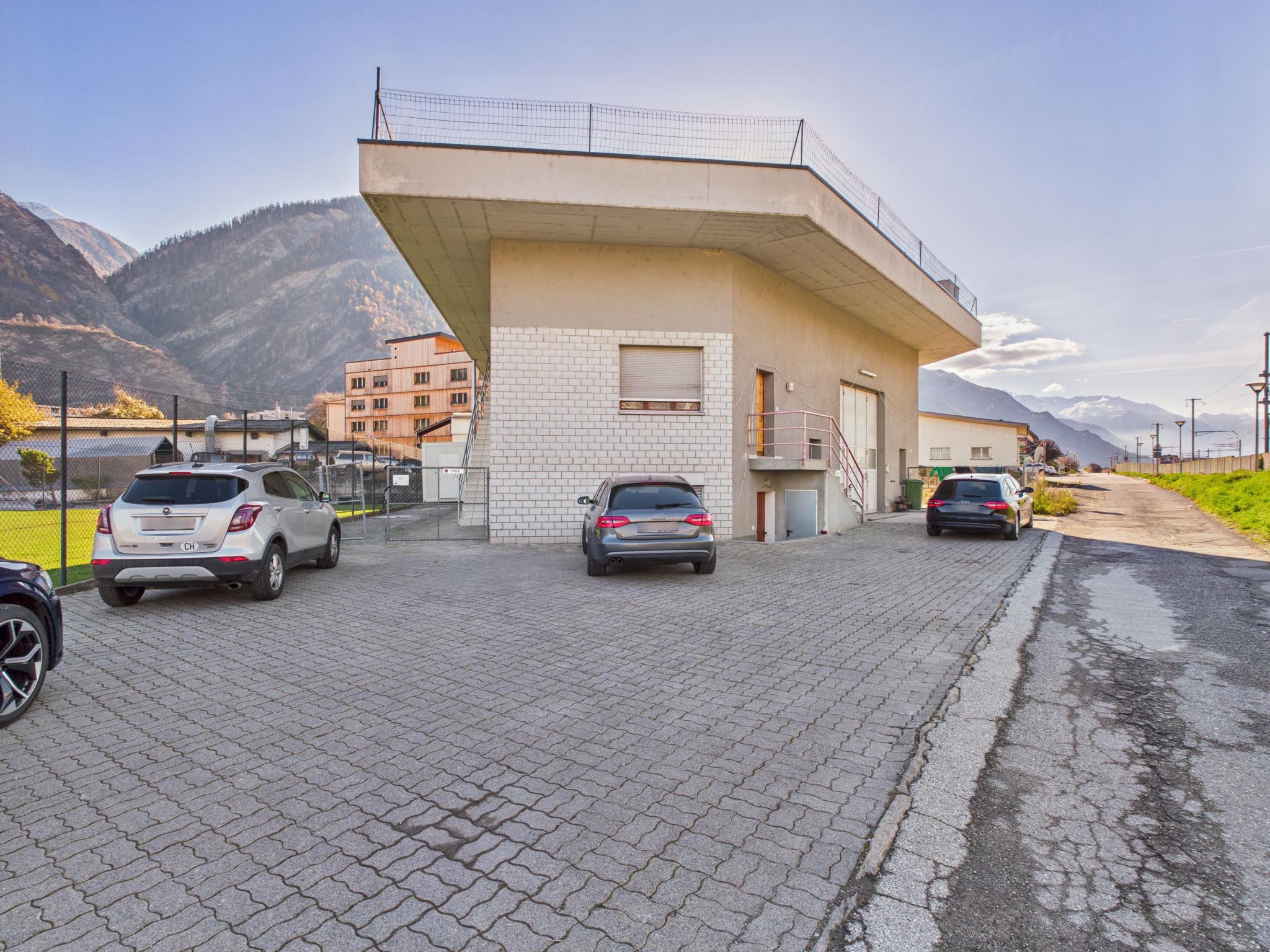 Halle dépôt avec chambres frigorifiques et deux studios