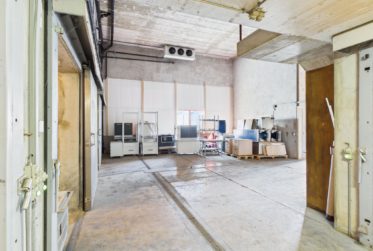 Halle dépôt avec chambres frigorifiques et deux studios