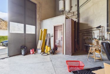 Halle dépôt avec chambres frigorifiques et deux studios