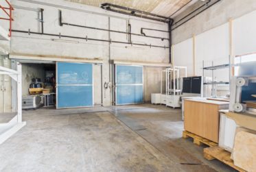 Halle dépôt avec chambres frigorifiques et deux studios