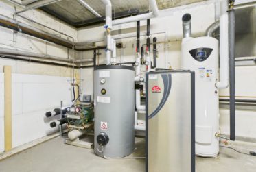 Halle dépôt avec chambres frigorifiques et deux studios