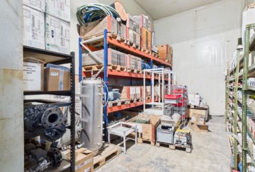 Halle dépôt avec chambres frigorifiques et deux studios