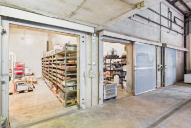 Halle dépôt avec chambres frigorifiques et deux studios