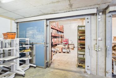 Halle dépôt avec chambres frigorifiques et deux studios